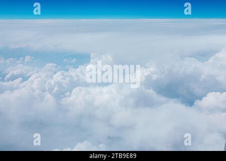 Fliegen über die Wolken ein Blick vom Flugzeug Stockfoto