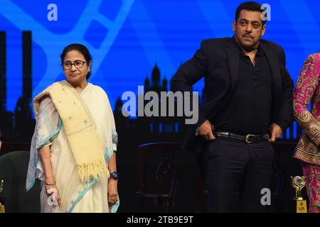 Kalkutta, Indien. Dezember 2023. Der Bollywood-Schauspieler Salman Khan und der westbengalische Chefminister Mamata Banerjee nehmen am 5. Dezember 2023 an der Einweihung des 29. Internationalen Filmfestivals in Kalkutta Teil. (Foto: Debajyoti Chakraborty/NurPhoto) Credit: NurPhoto SRL/Alamy Live News Stockfoto