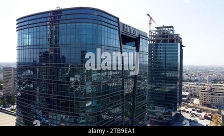 Taschkent, Usbekistan - 24. Mai 2021: Aus der Vogelperspektive auf das Hilton Hotel mit Taschkent Stadtpark Stockfoto