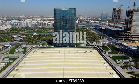 Taschkent, Usbekistan - 24. Mai 2021: Aus der Vogelperspektive auf das Hilton Hotel mit Taschkent Stadtpark Stockfoto