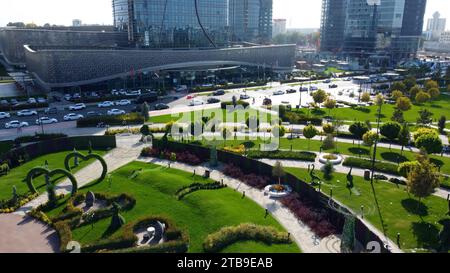 Taschkent, Usbekistan - 24. Mai 2021: Aus der Vogelperspektive auf das Hilton Hotel mit Taschkent Stadtpark Stockfoto