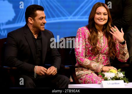 Kalkutta, Indien. Dezember 2023. Die Bollywood-Schauspieler Salman Khan und Sonakshi Sinha nehmen am 5. Dezember 2023 an der Einweihung des 29. Internationalen Filmfestivals von Kolkata in Indien Teil. (Foto: Debajyoti Chakraborty/NurPhoto)0 Credit: NurPhoto SRL/Alamy Live News Stockfoto