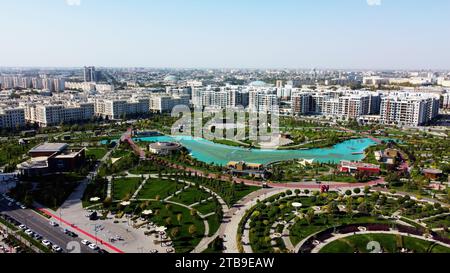 Taschkent, Usbekistan - 24. Mai 2021: Aus der Vogelperspektive des Stadtparks Taschkent Stockfoto