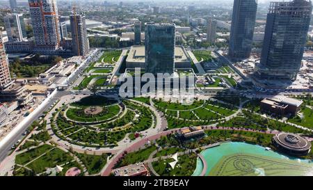 Taschkent, Usbekistan - 24. Mai 2021: Aus der Vogelperspektive auf das Hilton Hotel mit Taschkent Stadtpark Stockfoto