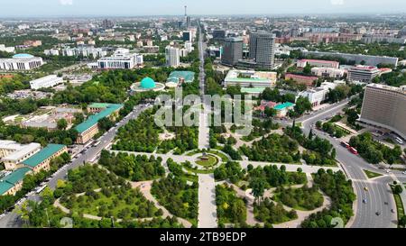 Taschkent, Usbekistan - 24. Mai 2022: Luftaufnahme des Amir Timur-Platzes in Taschkent Usbekistan mit Gebäude des Hotels Usbekistan Stockfoto