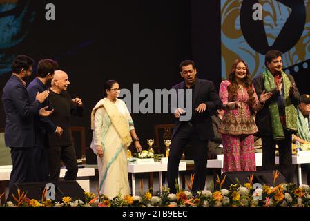 Kalkutta, Indien. Dezember 2023. Der Bollywood-Schauspieler Salman Khan (Mitte) ist mit der Westbengalen-Chefministerin Mamata Banerjee (links, dritter in einem weißen Saree), dem Abgeordneten Shatrughan Sinha, seiner Tochter und der Bollywood-Schauspielerin Sonakshi Sinha, dem Filmregisseur Mahesh Bhatt, und Schauspieler Anil Kapoor bei der Einweihung des 29. internationalen Filmfestivals in Kalkutta, Indien, am 5. Dezember 2023. (Foto: Debajyoti Chakraborty/NurPhoto)0 Credit: NurPhoto SRL/Alamy Live News Stockfoto