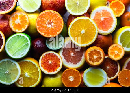Eine Nahaufnahme von verschiedenen Zitrusfrüchten, die das Konzept einer nahrhaften und vitaminreichen Ernährung verkörpert. Hintergrund zu Lebensmitteln. Natürliche Textur Stockfoto