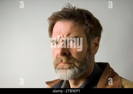 Studio-Porträt eines Reifen Mannes mit faltiger Stirn; Studio Stockfoto