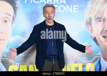 Rom, Italien. Dezember 2023. Giovanni Storti nimmt am 5. Dezember 2023 am Fotogespräch für den Film „Santocielo“ im Hotel Bernini in Rom, Italien, Teil. (Foto: Domenico Cippitelli/NurPhoto) Credit: NurPhoto SRL/Alamy Live News Stockfoto