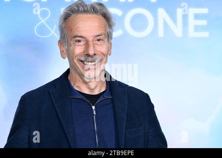 Rom, Italien. Dezember 2023. Giovanni Storti nimmt am 5. Dezember 2023 am Fotogespräch für den Film „Santocielo“ im Hotel Bernini in Rom, Italien, Teil. (Foto: Domenico Cippitelli/NurPhoto) Credit: NurPhoto SRL/Alamy Live News Stockfoto