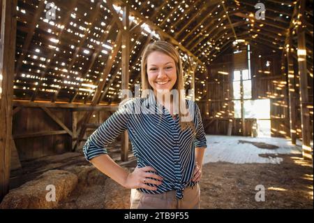 Porträt eines Jugendlichen Mädchens in einer alten Scheune; Dunbar, Nebraska, Vereinigte Staaten von Amerika Stockfoto