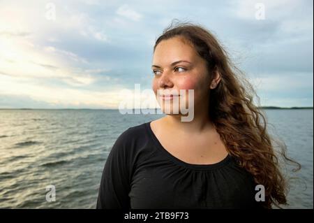 Porträt eines Teenagers am Leech Lake in der Nähe von Walker, Minnesota, USA; Walker, Minnesota, Vereinigte Staaten von Amerika Stockfoto