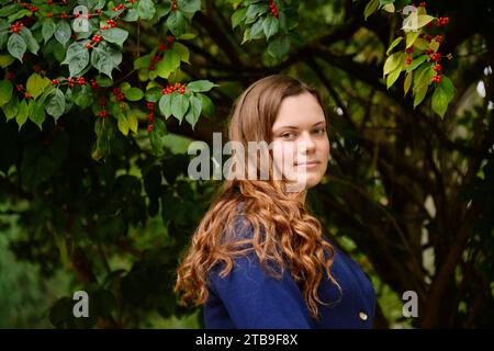 Teenager Girl posiert für ein Porträt vor einem blühenden Baum; Lincoln, Nebraska, Vereinigte Staaten von Amerika Stockfoto