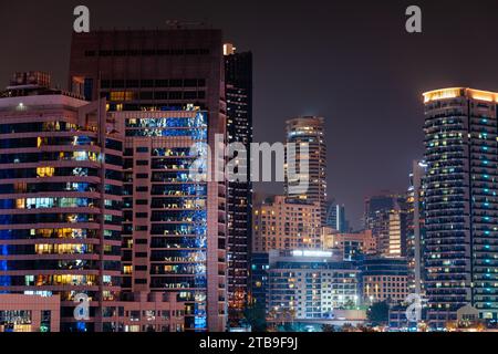 Dubai Marina Wolkenkratzer in der Nacht Stockfoto