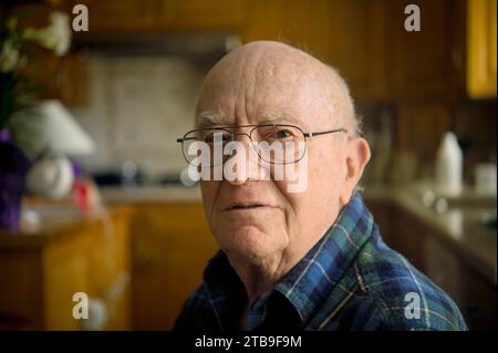 Porträt eines älteren Mannes in seiner Küche; Elkhorn, Nebraska, Vereinigte Staaten von Amerika Stockfoto