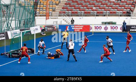 Kuala Lumpur, Malaysia. Dezember 2023. Die spanischen Mannschaftsspieler reagieren, nachdem sie beim Spiel der FIH Hockey Männer Junioren-Weltmeisterschaft Malaysia 2023 zwischen Spanien und Kanada im Bukit Jalil National Hockey Stadium ein Tor geschossen haben. Endstand; Spanien 7:0 Kanada. Quelle: SOPA Images Limited/Alamy Live News Stockfoto