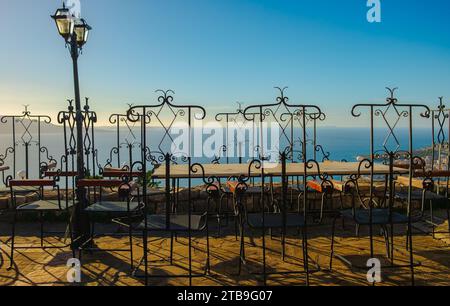 Romantische Inneneinrichtung im Top-Dachrestaurant in Saranda in Albanien. Panoramablick vom Schloss Lekursi mit Blick auf das ionische Meer. Reisekonzept Stockfoto