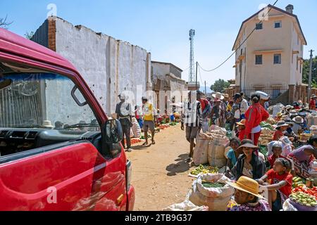 Madagassische Händler verkaufen Obst und Gemüse auf einem Lebensmittelmarkt in den Straßen der Stadt Ambalavao, Haute Matsiatra, Central Highlands, Madagaskar, Afrika Stockfoto