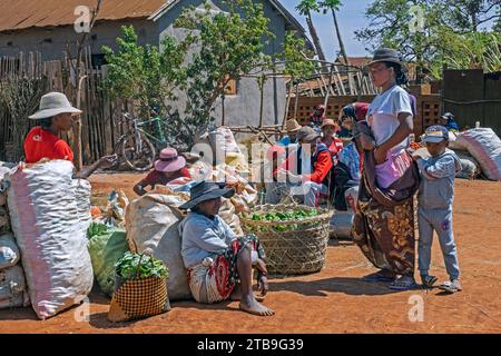 Madagassische Händler verkaufen Obst und Gemüse auf einem Lebensmittelmarkt in den Straßen der Stadt Ambalavao, Haute Matsiatra, Central Highlands, Madagaskar, Afrika Stockfoto