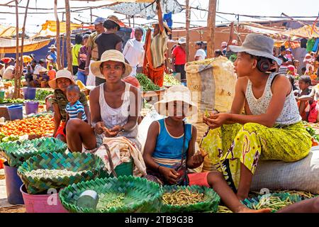 Madagassische Mädchen und Kinder verkaufen Obst und Gemüse auf dem Lebensmittelmarkt in Ambalavao, Haute Matsiatra, Central Highlands, Madagaskar, Afrika Stockfoto