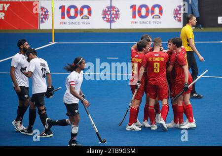 Kuala Lumpur, Malaysia. Dezember 2023. Die spanischen Mannschaftsspieler feiern nach einem Torschuss beim Spiel der FIH Hockey MenÕs Junior World Cup Malaysia 2023 zwischen Spanien und Kanada im Bukit Jalil National Hockey Stadium. Endstand; Spanien 7:0 Kanada. (Foto: Wong Fok Loy/SOPA Images/SIPA USA) Credit: SIPA USA/Alamy Live News Stockfoto