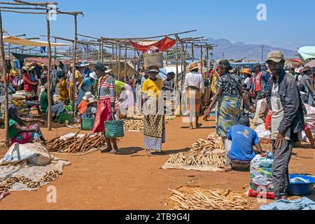 Madagassische Händler verkaufen Obst und Gemüse auf dem Lebensmittelmarkt in Ambalavao, Haute Matsiatra, Central Highlands, Madagaskar, Afrika Stockfoto