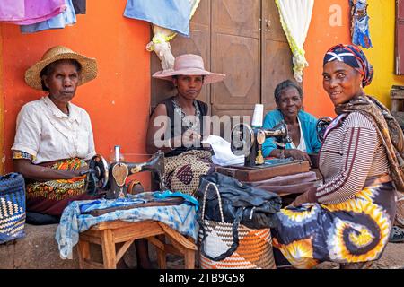 Näherinnen reparieren Kleidung mit antiken Nähmaschinen auf der Straße in Ambalavao, Haute Matsiatra, Central Highlands, Madagaskar, Afrika Stockfoto