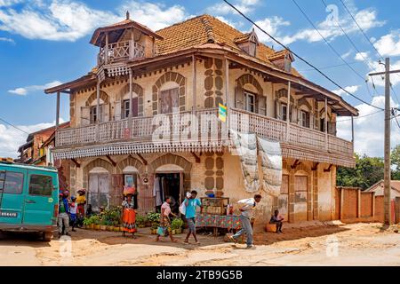 Altes französisches Kolonialgebäude mit Holzbalkonen in der Stadt Ambalavao, Haute Matsiatra, Central Highlands, Madagaskar, Afrika Stockfoto