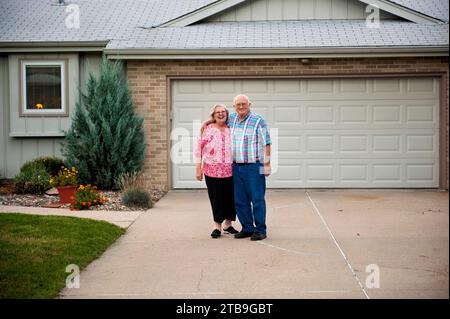 Ältere Ehepaare posieren gemeinsam vor ihrem Haus; Elkhorn, Nebraska, Vereinigte Staaten von Amerika Stockfoto