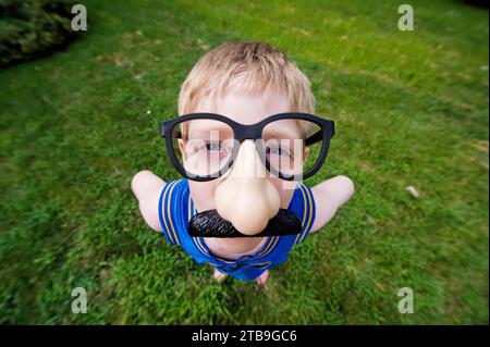 Ein kleiner Junge trägt eine humorvolle Verkleidung; Elkhorn, Nebraska, Vereinigte Staaten von Amerika Stockfoto