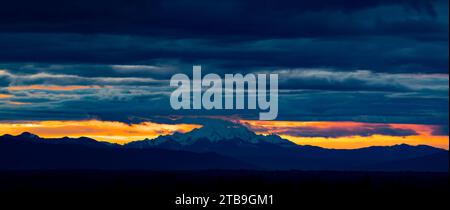 Dramatische Sturmwolken über dem schneebedeckten Mount Baker bei Sonnenuntergang, Washington, USA; Surrey, British Columbia, Kanada Stockfoto