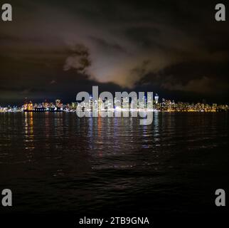 Nächtlicher Blick auf die Lichter der Innenstadt von Vancouver vom Lonsdale Quay in North Vancouver entlang des Burrard Inlet Stockfoto