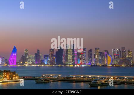 Die Skyline der Hauptstadt Doha und des Geschäftsviertels bei Einbruch der Dunkelheit: Doha, Katar Stockfoto