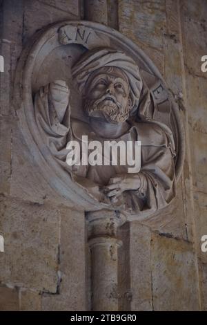 Medaillon eines alttestamentlichen Propheten im Convento de San Esteban Salamanca, Spanien Stockfoto