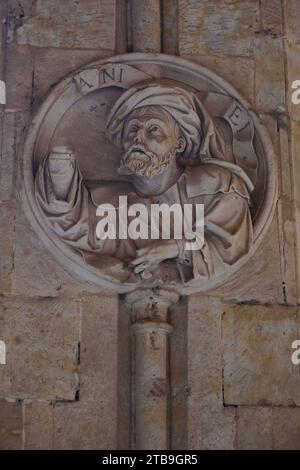 Medaillon eines alttestamentlichen Propheten im Convento de San Esteban Salamanca, Spanien Stockfoto