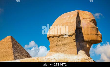 Nahaufnahme der Großen Pyramide und der Sphinx von Gizeh; Gizeh, Kairo, Ägypten Stockfoto