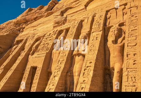 Die sechs stehenden kolossalen Statuen zu Ehren von Hathor, der Göttin der Musik und Liebe, und Ramses II. Frau Nefertari vor dem Tempel des Hathor in... Stockfoto