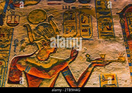 BAS-Relief an den Wänden des königlichen Grabes von Ramses III. Tal der Könige; Theben, Ägypten Stockfoto