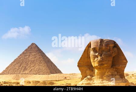Blick auf die große Pyramide und die Sphinx von Gizeh unter einem blauen Himmel; Gizeh, Kairo, Ägypten Stockfoto