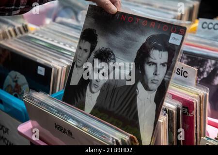 Schallplatten berühmter Musikgruppen an einem Tresen in einem Geschäft Stockfoto