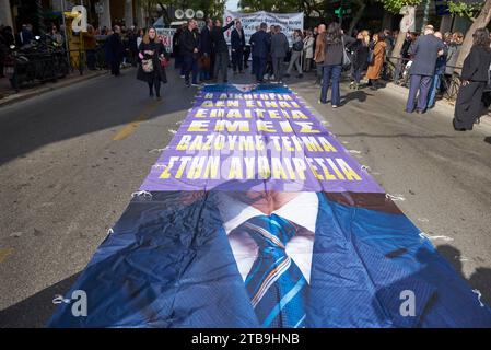 Athen, Griechenland. Dezember 2023. Demonstranten marschieren ins parlament, halten Banner und schreien Parolen gegen die Regierung. Tausende Selbstständige wie Anwälte und Kleinunternehmer gingen auf die Straße, um über die bevorstehende Steuererhöhung zu demonstrieren. (Kreditbild: © Nikolas Georgiou/ZUMA Press Wire) NUR REDAKTIONELLE VERWENDUNG! Nicht für kommerzielle ZWECKE! Quelle: ZUMA Press, Inc./Alamy Live News Stockfoto