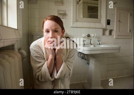 Eine junge Frau sitzt in ihrem Badezimmer; Lincoln, Nebraska, USA Stockfoto
