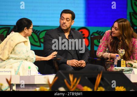 Kalkutta, Westbengalen, Indien. Dezember 2023. Mamata Banerjee, Chefministerin von Westbengalen (L) im Gespräch mit dem Bollywood-Star-Schauspieler Salman Khan (M) und der Bollywood-Schauspielerin Sonakshi Sinha (R) bei der Eröffnungsfunktion der 29. Ausgabe des Internationalen Filmfestivals von Kolkata (KIFF 29), organisiert vom Ministerium für Information und Kultur der Regierung Westbengalen, die vom 5. bis 12. Dezember 2023 in Kalkutta, der Kulturhauptstadt des Bundesstaates Westbengalen, stattfinden soll. Dieses Festival ist von der International Federation of Film Producers' Association (FIAPF) akkreditiert Stockfoto