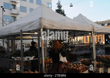 Kopenhagen, Dänemark /05 Dezember 2023/. Blumensträuße gibt es bei einem Händler in der dänischen Hauptstadt Kopenhagen. (Photo.Francis Joseph Dean/Dean Pictures) Stockfoto