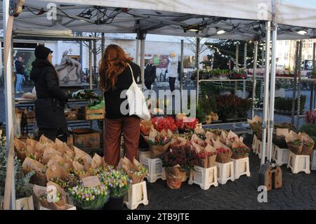 Kopenhagen, Dänemark /05 Dezember 2023/. Blumensträuße gibt es bei einem Händler in der dänischen Hauptstadt Kopenhagen. (Photo.Francis Joseph Dean/Dean Pictures) Stockfoto