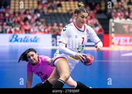 Aleksandra Vukajlovic aus Serbien im Einsatz mit Maura Andrea Alvarez Gyllen aus Chile während des IHF Handball-WM-Spiels der Frauen zwischen Serbien und Chile in der Vorgruppe E in Jyske Bank Boxen in Herning in Dänemark am Dienstag, 5. Dezember 2023. (Foto: Bo Amstrup/Ritzau Scanpix) Stockfoto