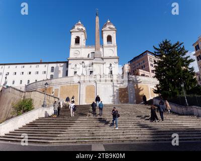 Touristen auf der berühmten Spanischen Treppe an einem Herbsttag in Rom, Region Latium, Italien, 05. Dezember 2023 Stockfoto
