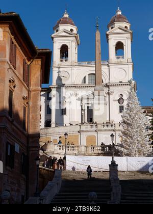 Touristen auf der berühmten Spanischen Treppe an einem Herbsttag in Rom, Region Latium, Italien, 05. Dezember 2023 Stockfoto