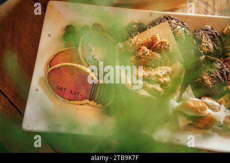 Eine weiße Porzellanplatte gefüllt mit einer Auswahl an frisch zubereiteten Keksen und anderen süßen Leckereien Stockfoto