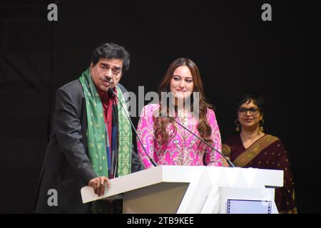 Kalkutta, Westbengalen, Indien. Dezember 2023. Shatrughan Sinha (L) und Bollywood-Schauspielerin Sonakshi Sinha (R) sprachen bei der Eröffnungsfunktion der 29. Ausgabe des Internationalen Filmfestivals von Kalkutta (KIFF 29), das von der Abteilung für Information und Kultur der Regierung Westbengalen organisiert wird. die vom 5. bis 12. Dezember 2023 in Kalkutta, der Kulturhauptstadt des Bundesstaates Westbengalen, stattfinden soll. Dieses Festival ist von der International Federation of Film Producers' Association (FIAPF) akkreditiert. (Bild: © Biswarup Ganguly/ Stockfoto